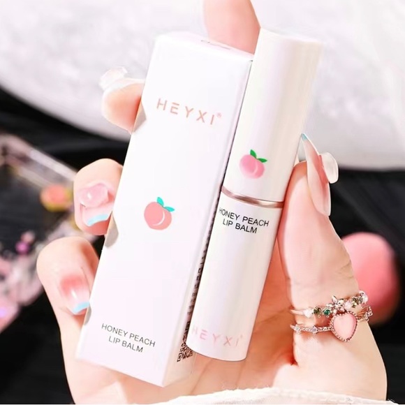 Colorless Peach Flavored Moisturizing Lip Balm - Picture 4 of 6